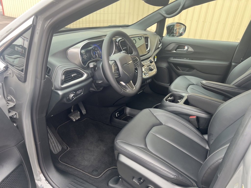 New 2025 Chrysler Pacifica Select image 10