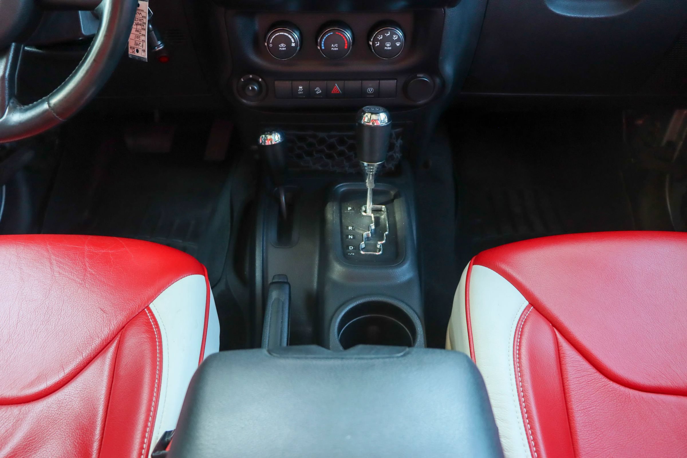Used 2015 Jeep Wrangler Unlimited Sahara w/ Connectivity Group AWD/4WD image 24