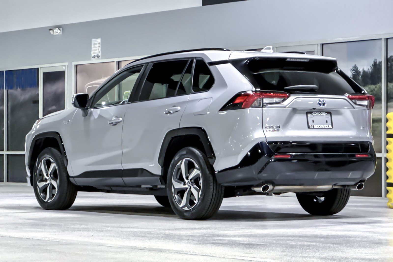 Used 2022 Toyota RAV4 SE w/ Weather & Moonroof Package AWD/4WD image 3