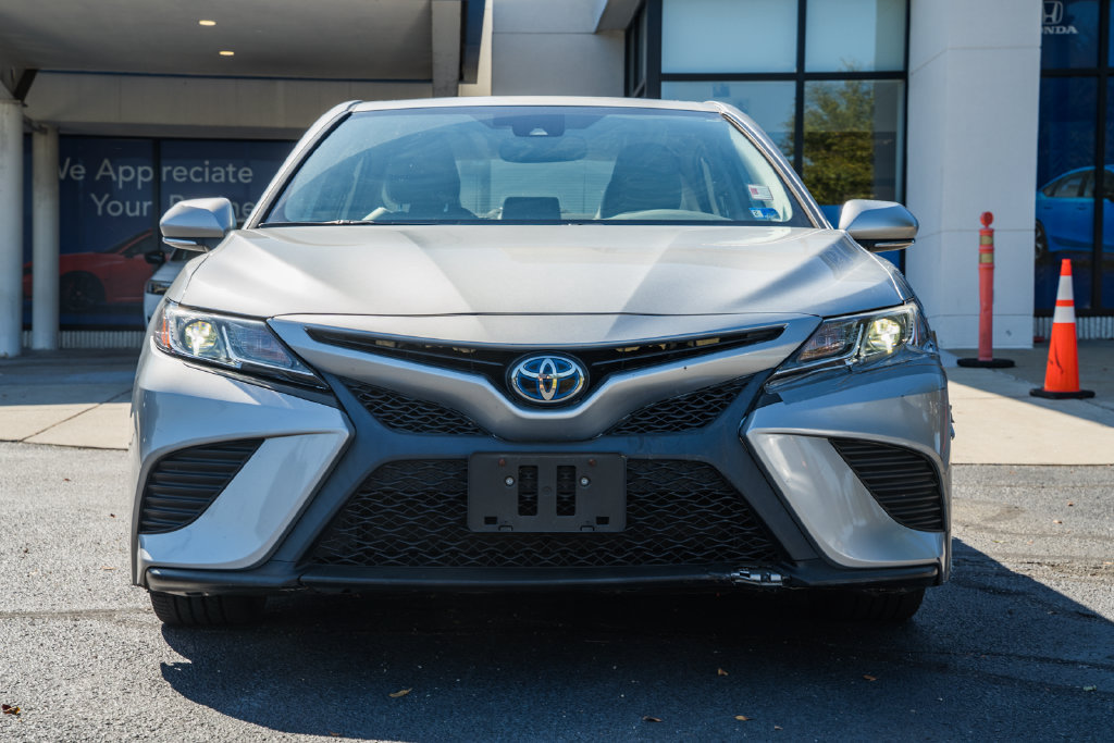 Used 2020 Toyota Camry SE w/ Sunroof Package FWD image 2
