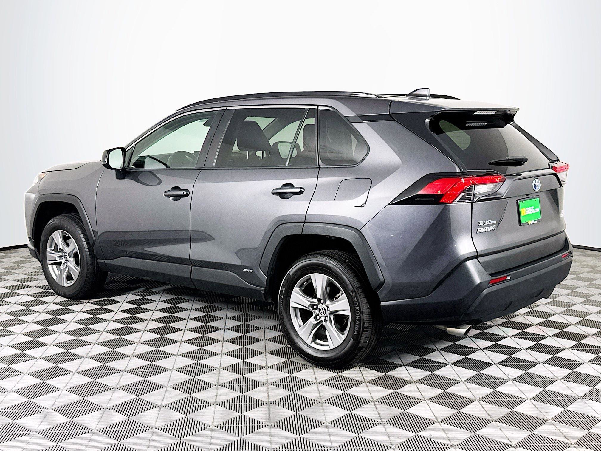 Used 2022 Toyota RAV4 LE AWD/4WD image 6