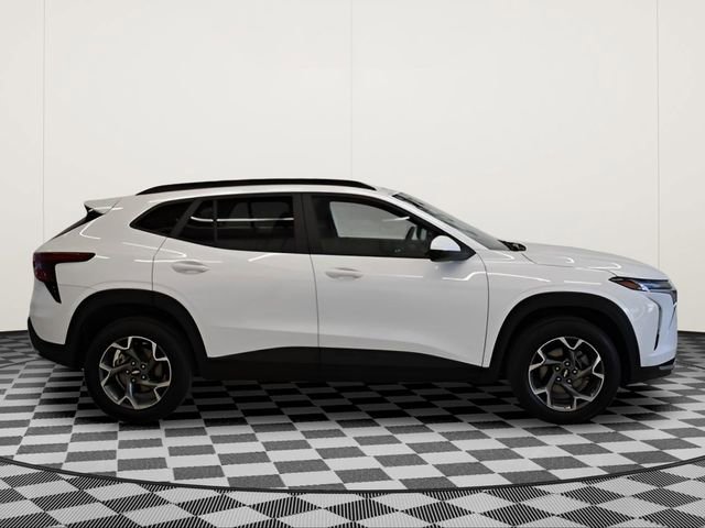 Used 2025 Chevrolet Trax LT image 2