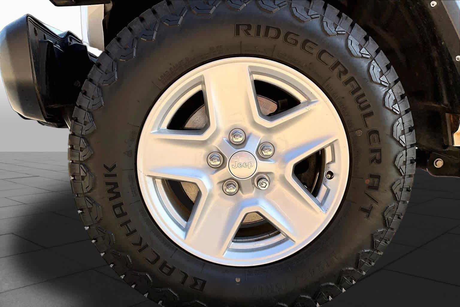 Used 2022 Jeep Gladiator Sport AWD/4WD image 10