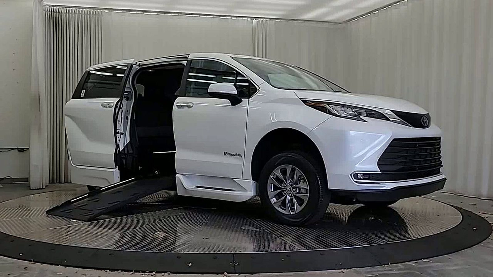 Used 2022 Toyota Sienna XLE FWD image 5