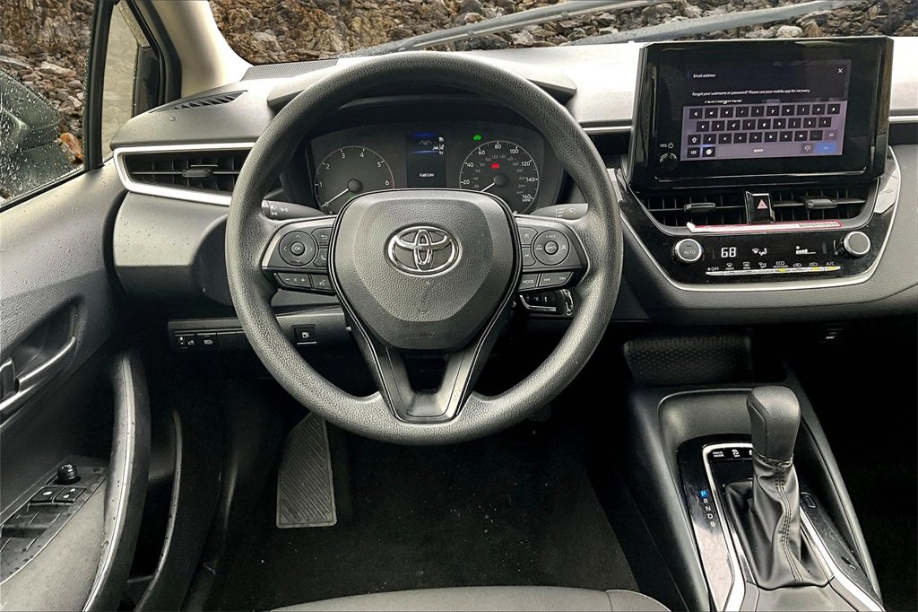 Used 2025 Toyota Corolla LE image 5