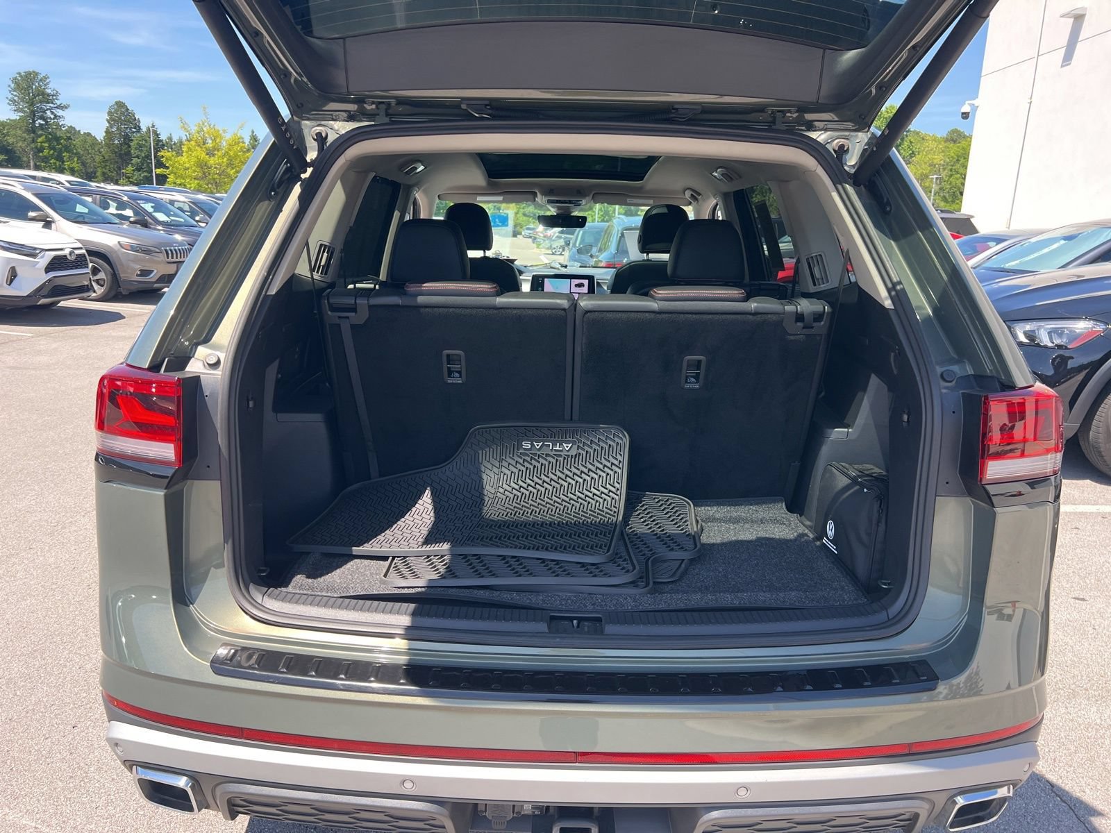 Certified 2024 Volkswagen Atlas Peak Edition SE AWD/4WD image 35