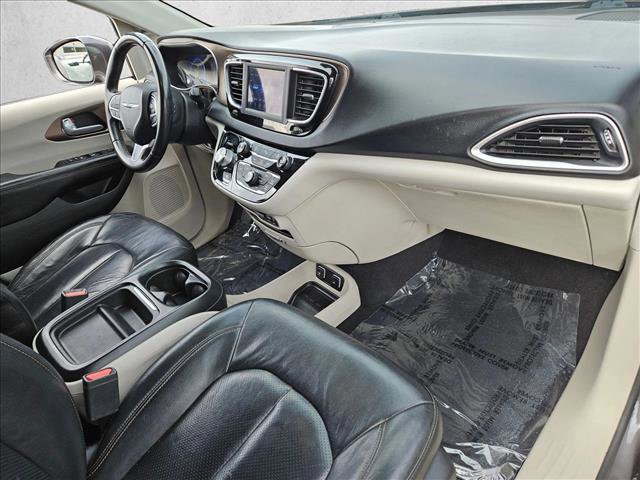 Used 2018 Chrysler Pacifica Touring-L image 20