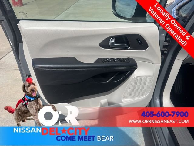 Used 2023 Chrysler Pacifica Touring-L image 16