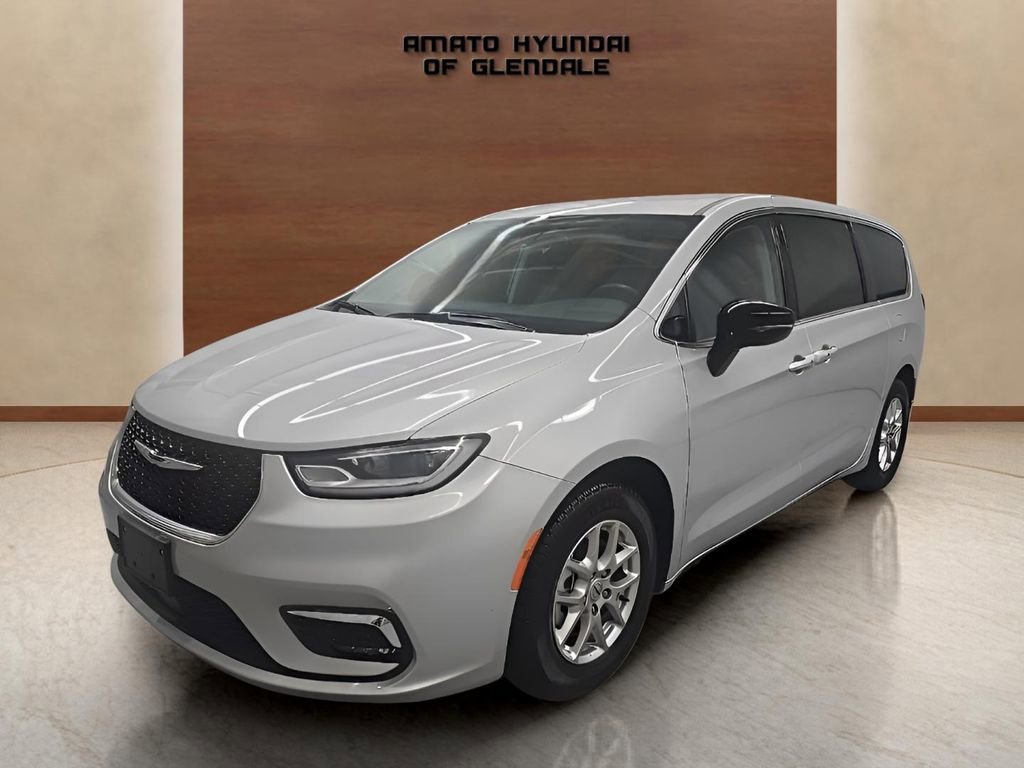 Used 2024 Chrysler Pacifica Touring-L image 2