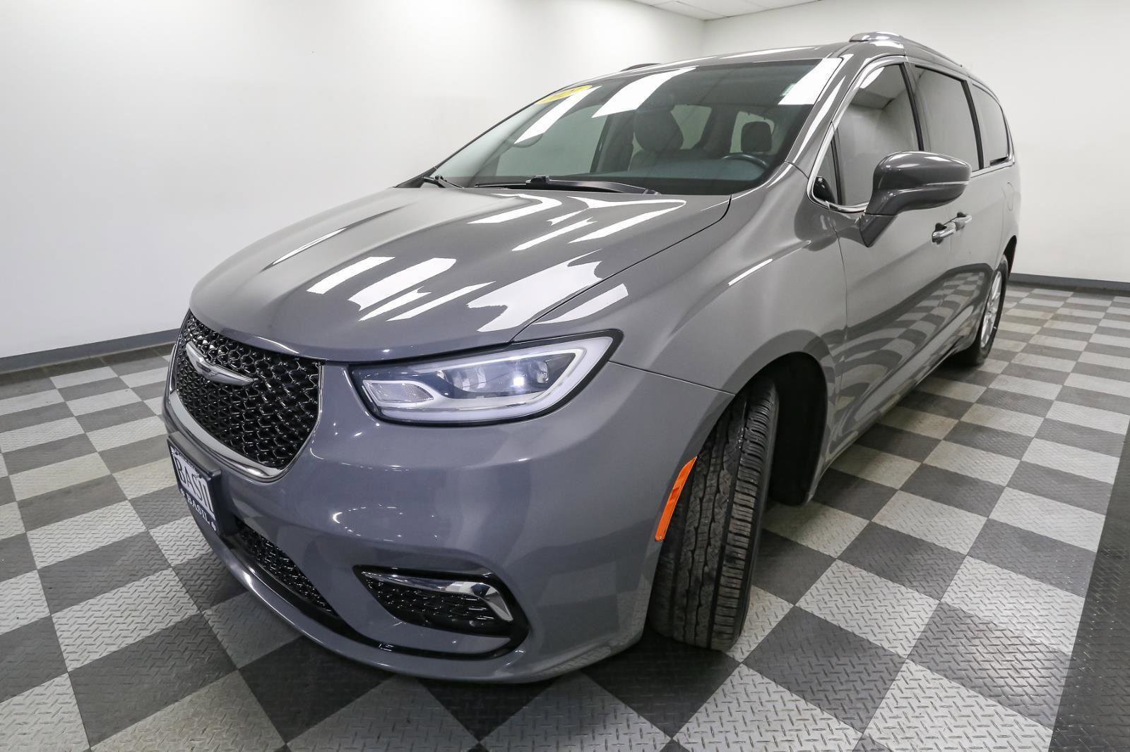 Used 2021 Chrysler Pacifica Touring-L image 4