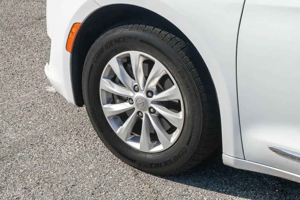 Used 2018 Chrysler Pacifica Touring-L Plus FWD image 10
