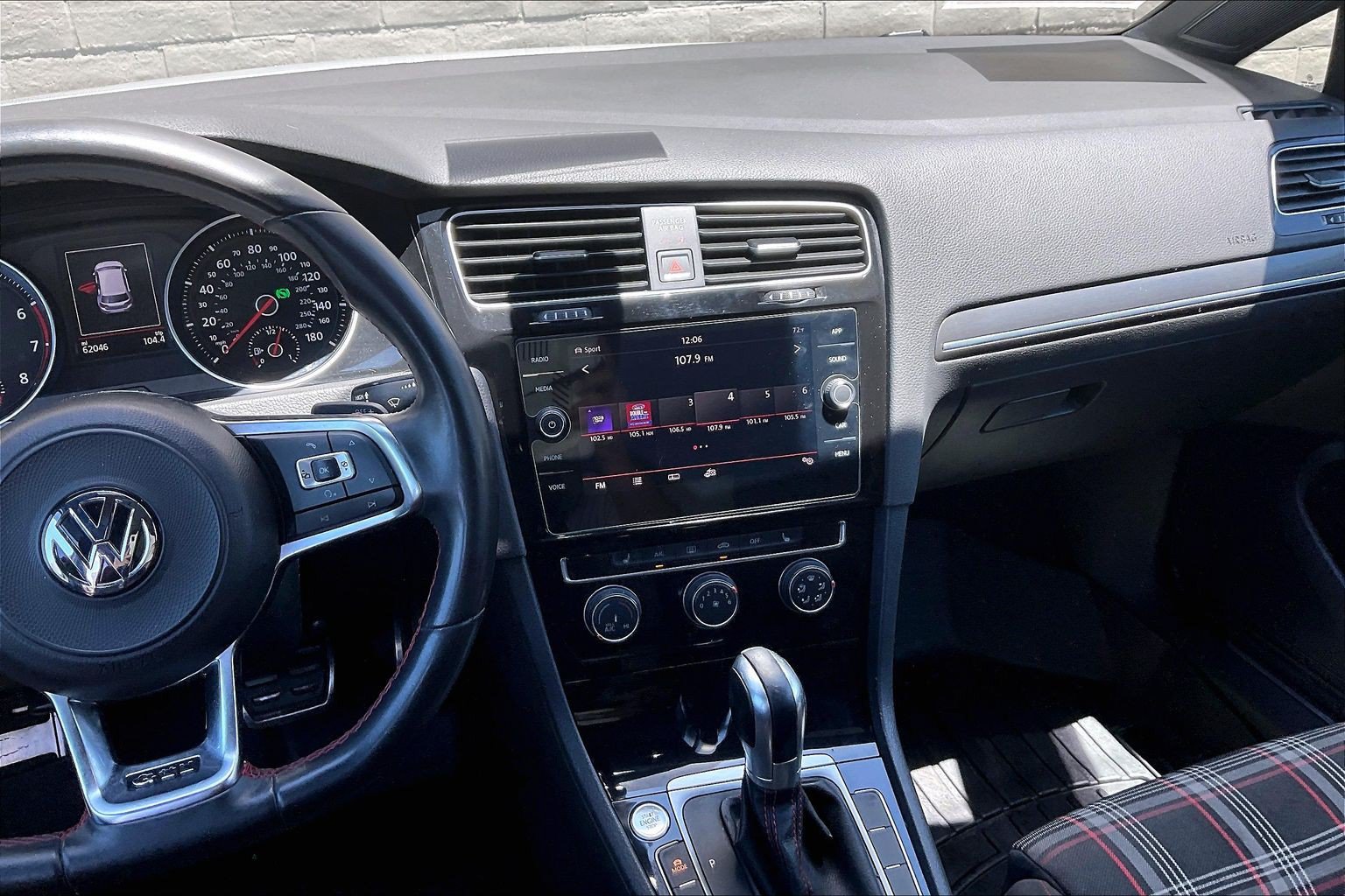 Used 2018 Volkswagen GTI SE FWD image 5