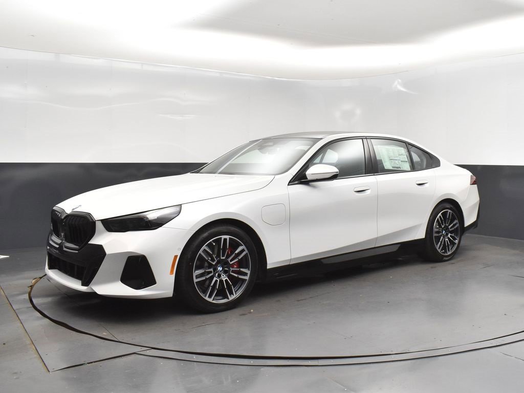 New 2026 BMW 550e xDrive w/ Premium Package image 2