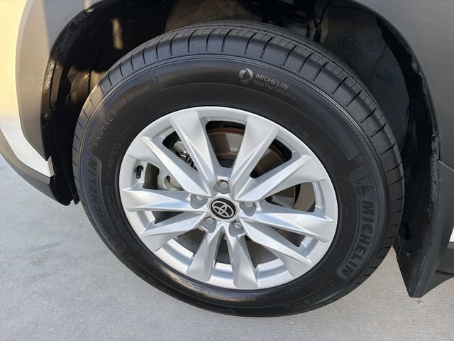 Certified 2025 Toyota Corolla Cross LE w/ Moonroof Package FWD image 31