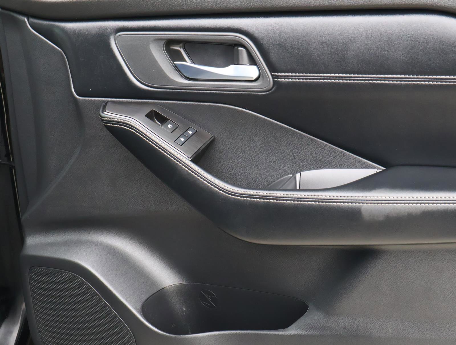 Used 2025 Nissan Rogue SV w/ SV Premium Package image 17