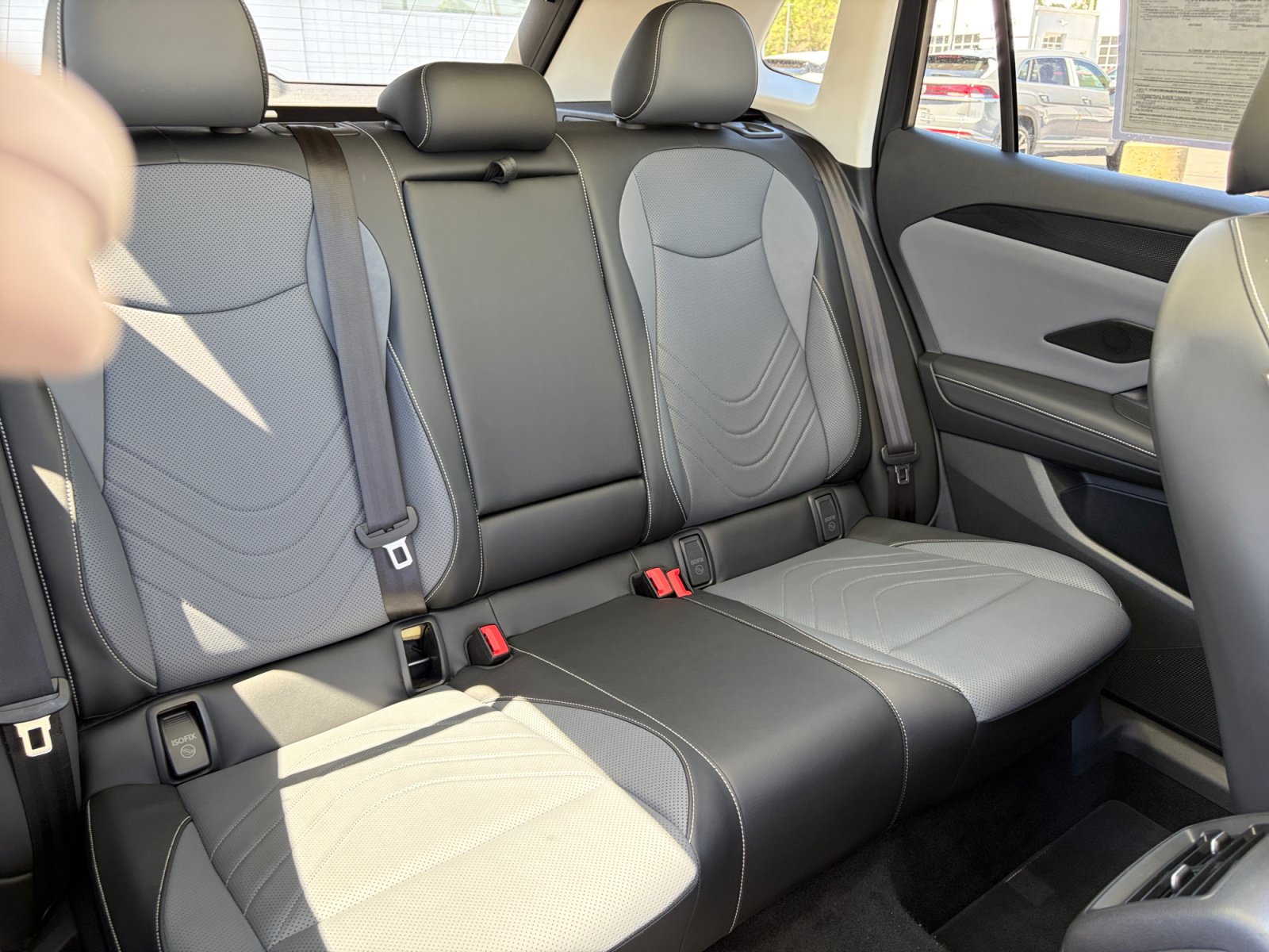 Used 2025 Volkswagen Tiguan SE w/ Panoramic Sunroof Package AWD/4WD image 18
