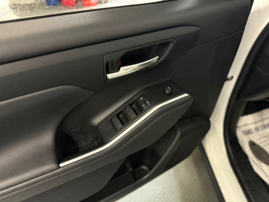 Used 2021 Toyota Highlander XLE AWD/4WD image 32