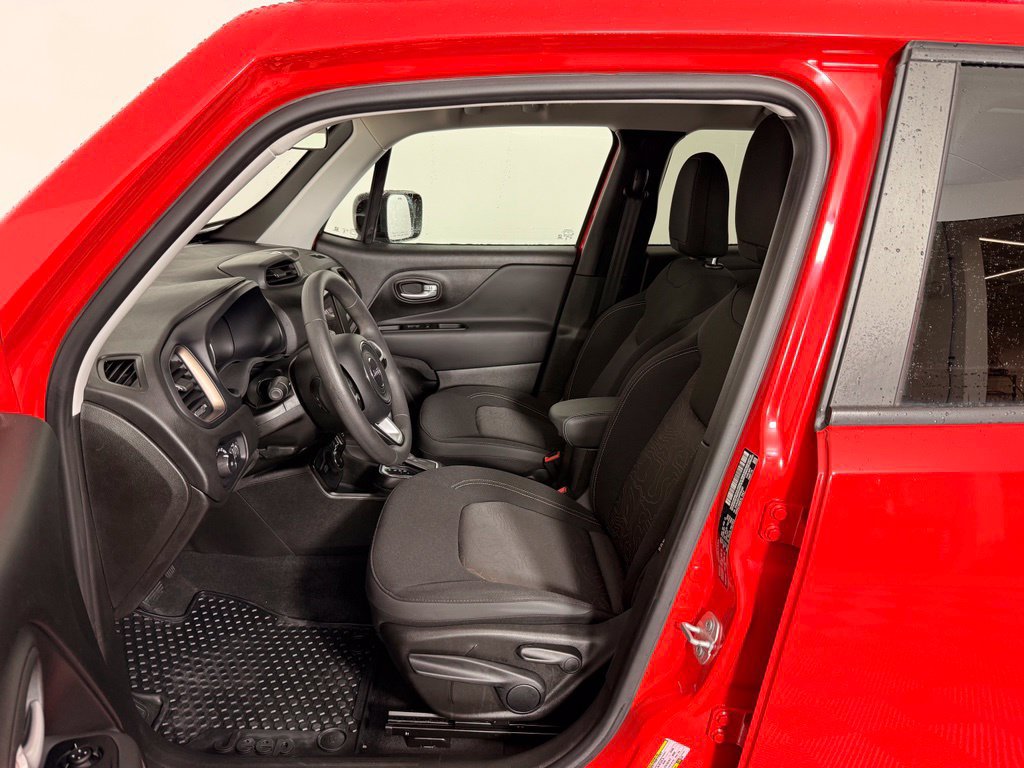 Used 2023 Jeep Renegade Latitude AWD/4WD image 2
