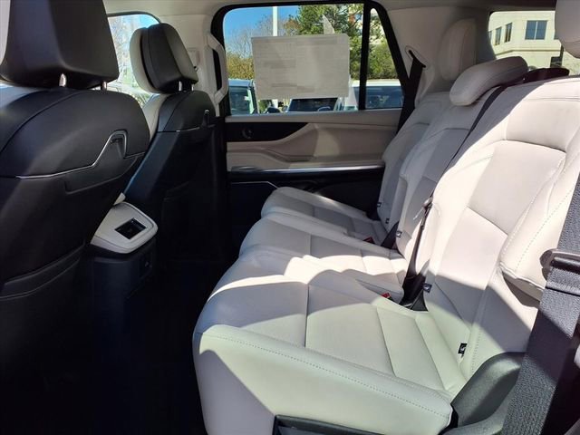 New 2026 Lincoln Navigator Premiere image 8