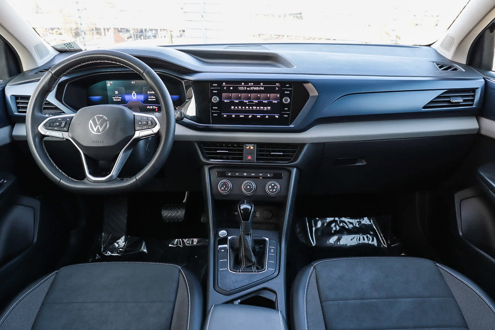 Used 2022 Volkswagen Taos SE w/ Panoramic Sunroof Package image 12