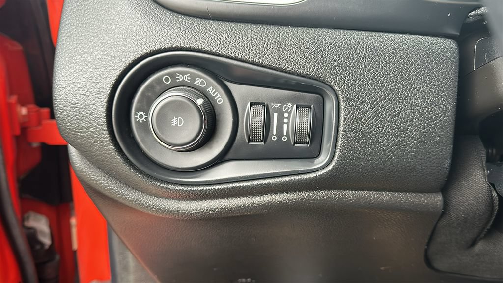 Used 2021 Jeep Renegade Latitude w/ Convenience Group AWD/4WD image 21