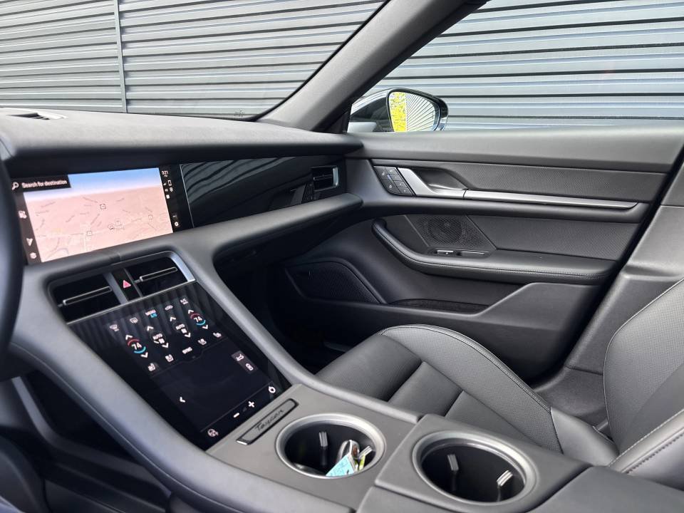 New 2025 Porsche Taycan w/ Premium Package RWD image 11