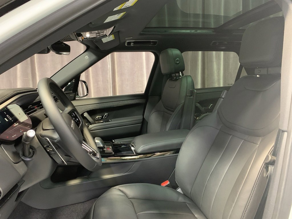Used 2025 Land Rover Range Rover Sport image 12