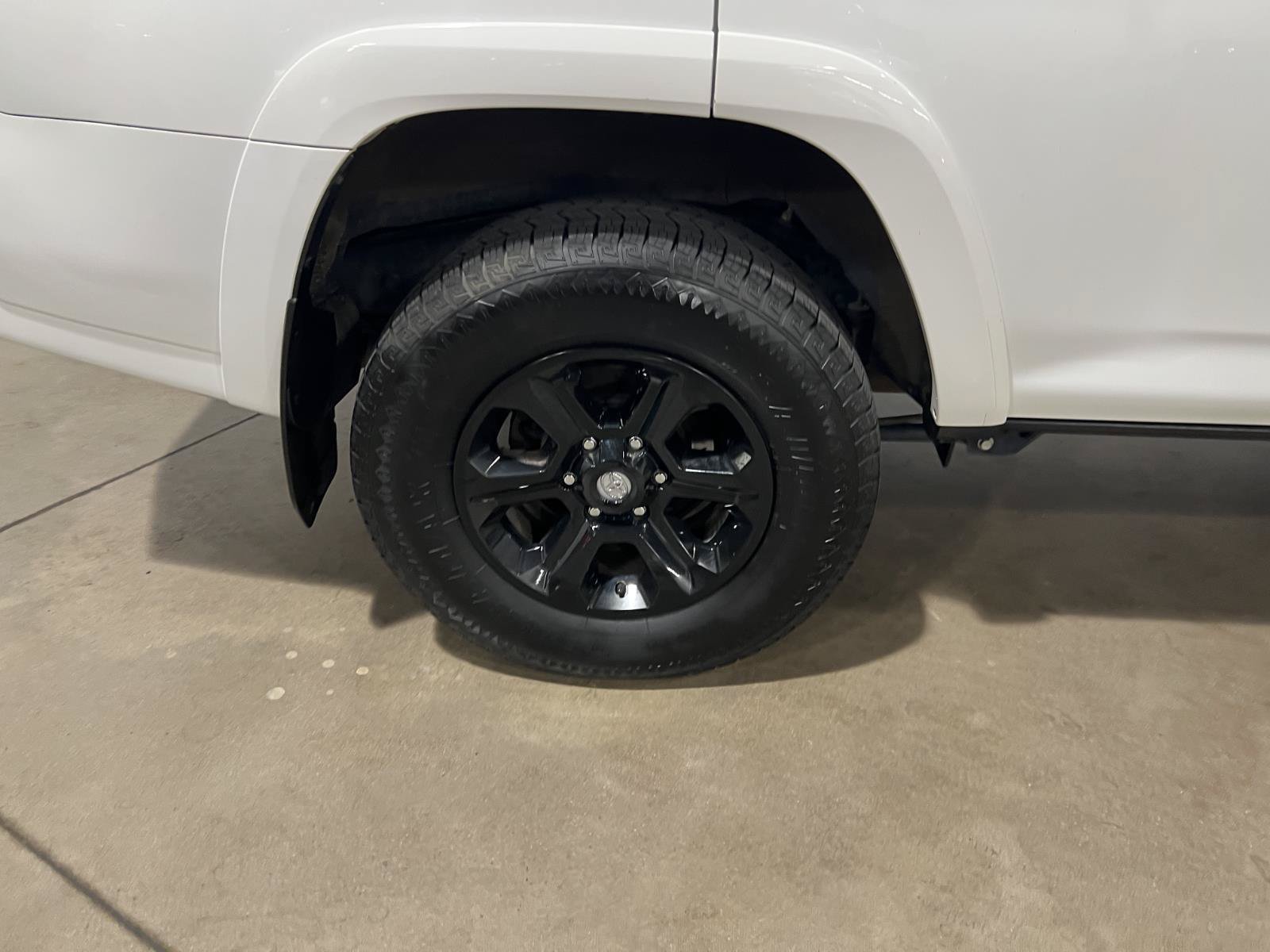 Used 2022 Toyota 4Runner SR5 AWD/4WD image 40