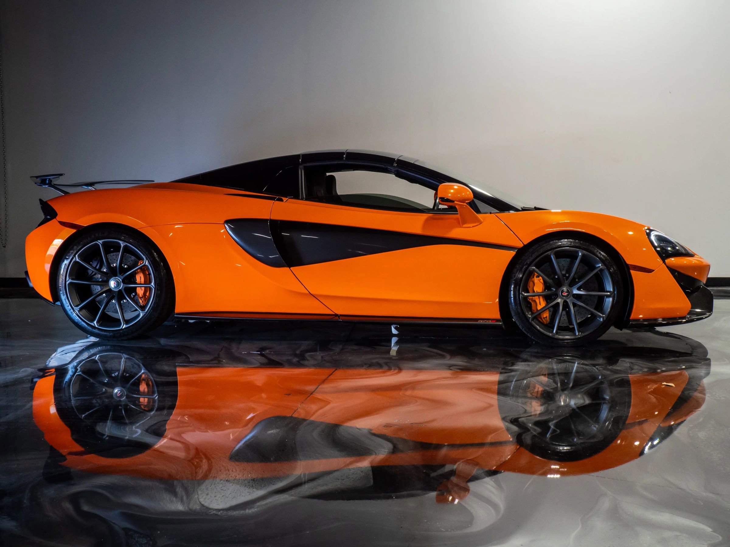 Used 2018 McLaren 570S Spider image 6