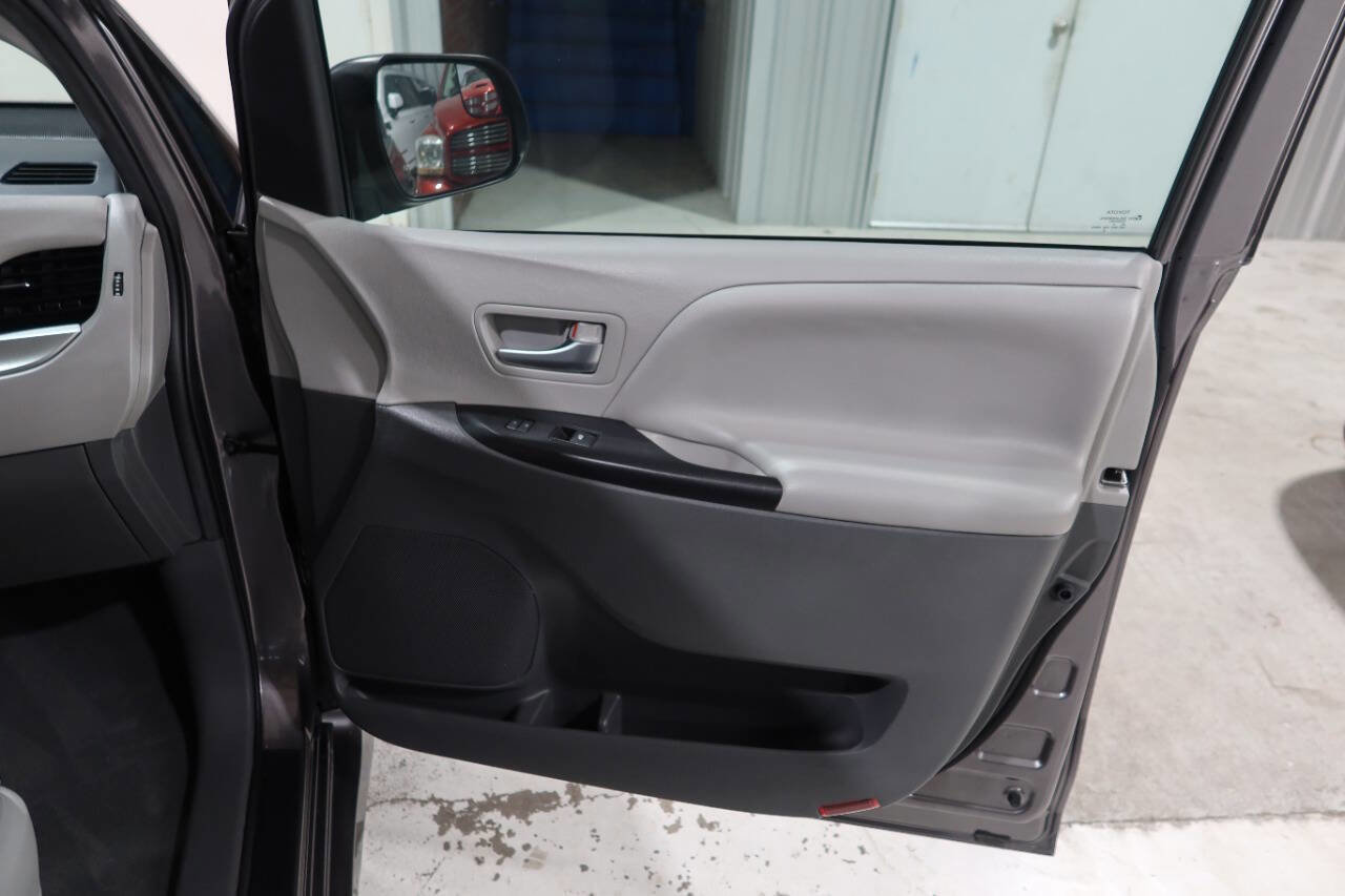 Used 2020 Toyota Sienna LE FWD image 14