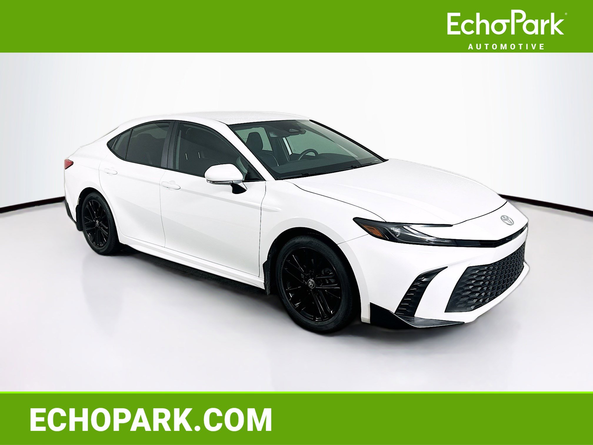 Used 2025 Toyota Camry SE image 1