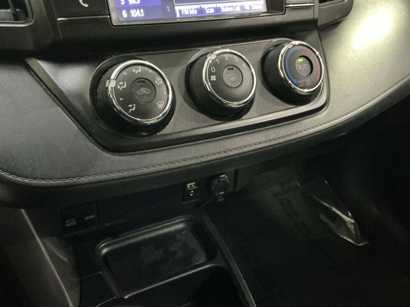 Used 2018 Toyota RAV4 LE image 28