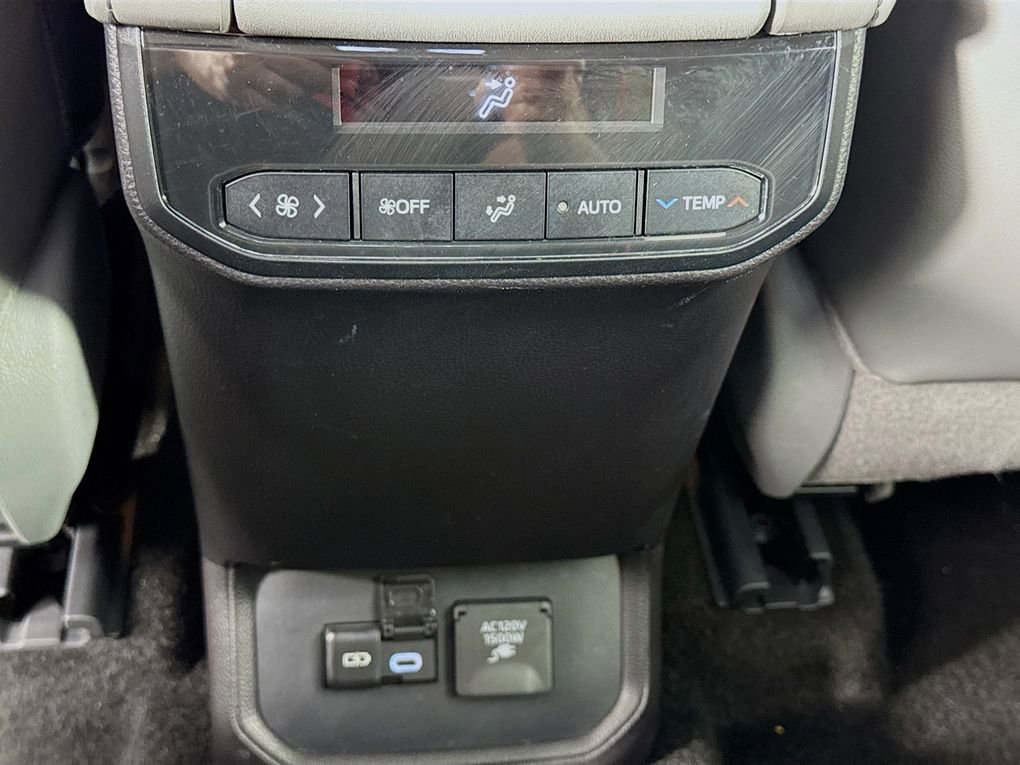 Used 2024 Toyota Highlander Limited image 43