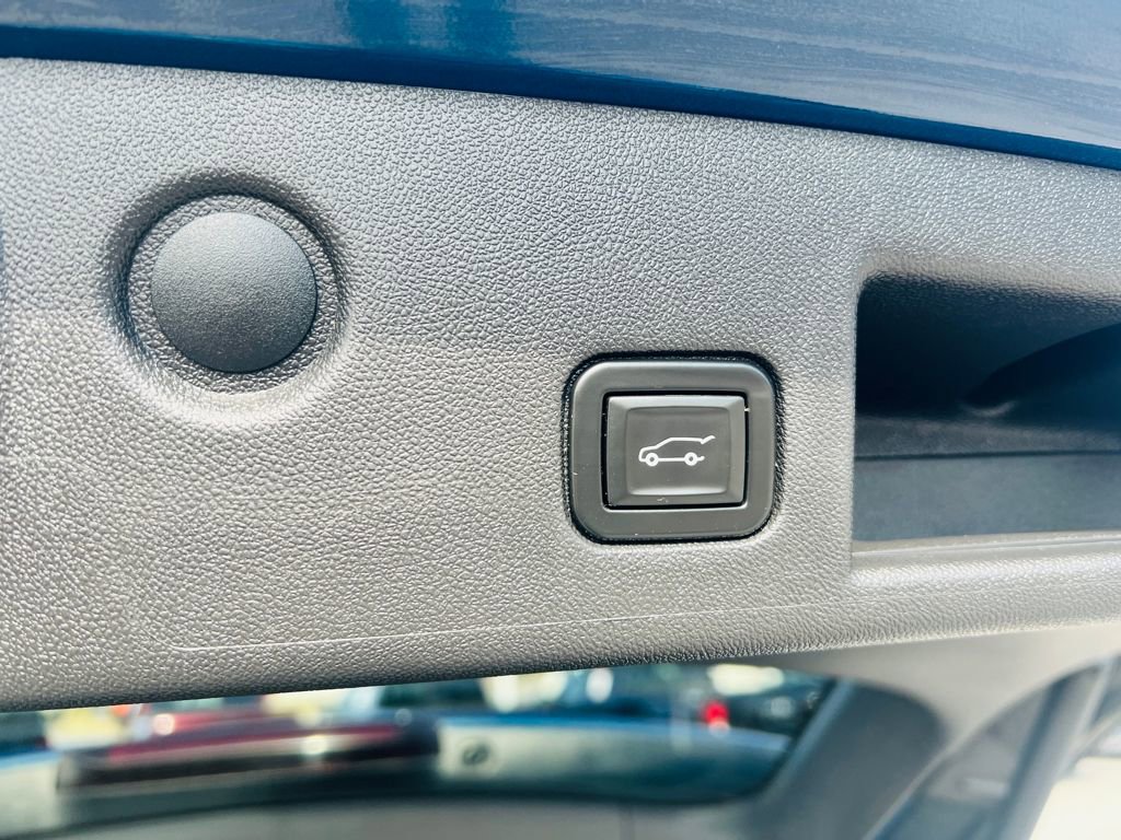 Used 2020 Chevrolet Equinox LT w/ Driver Convenience Package image 32