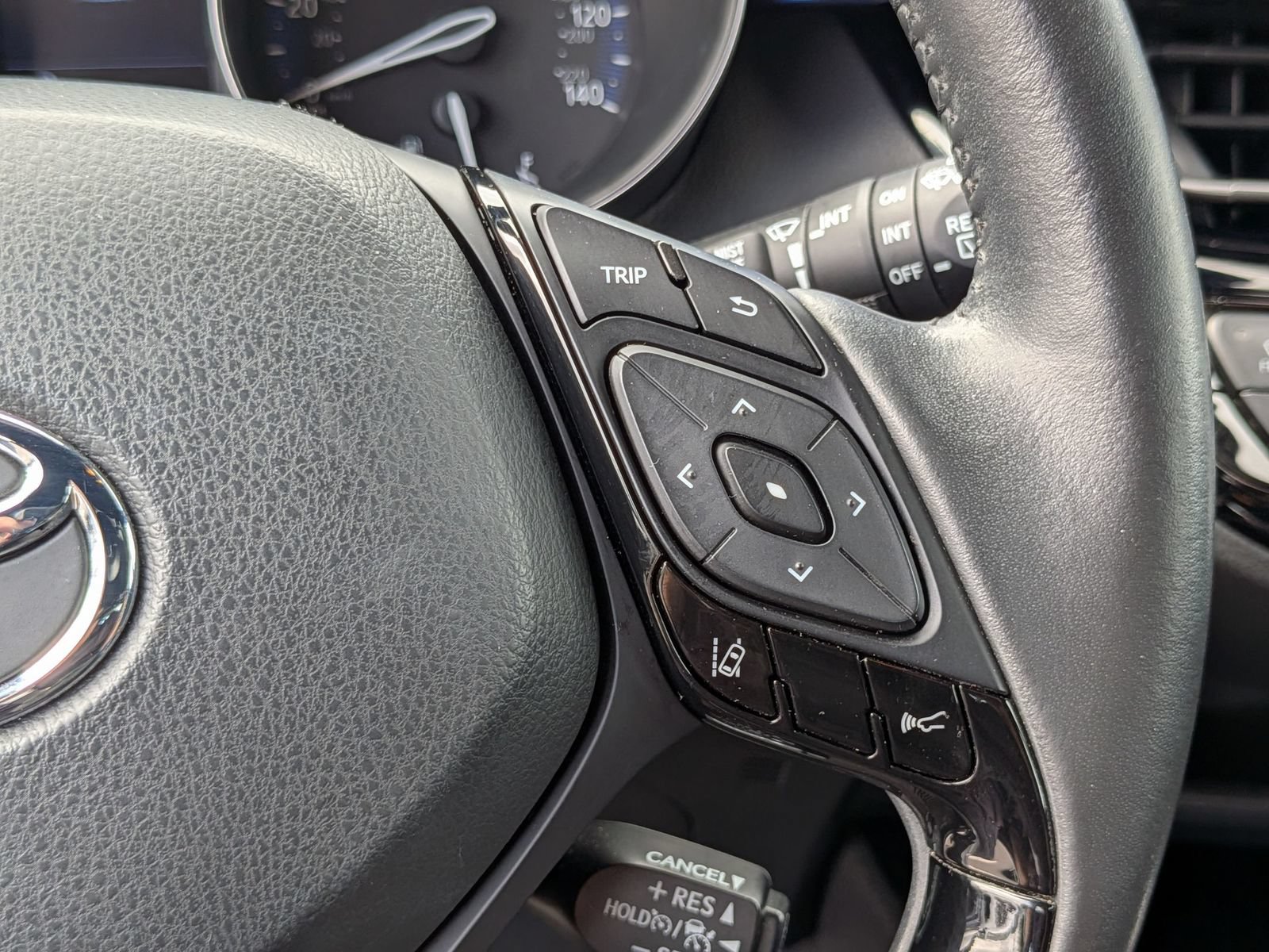 Used 2020 Toyota C-HR XLE FWD image 19