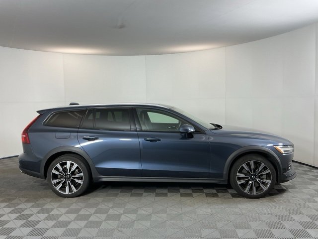 Used 2021 Volvo V60 T5 Cross Country image 4