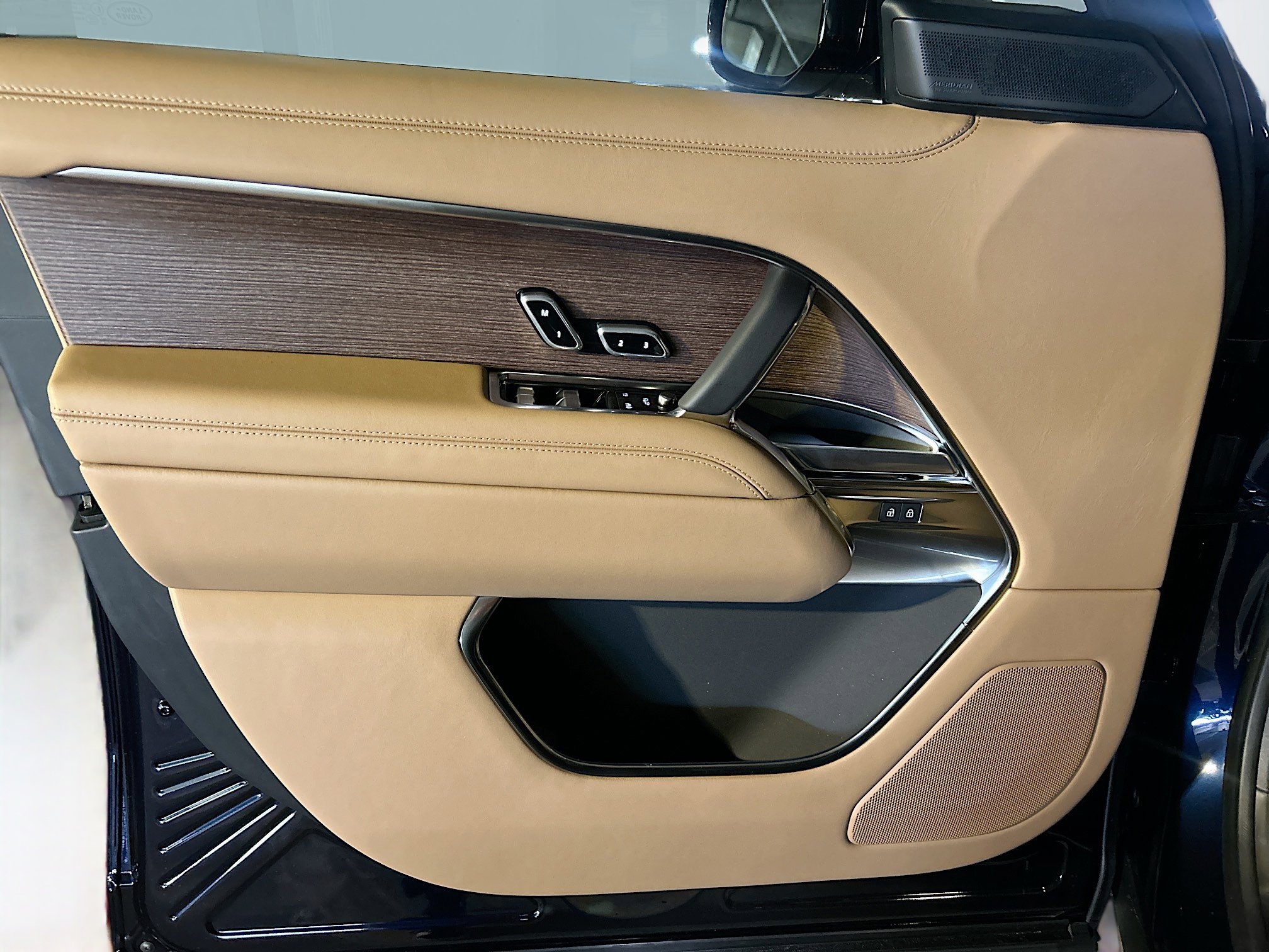 New 2025 Land Rover Range Rover SE image 16