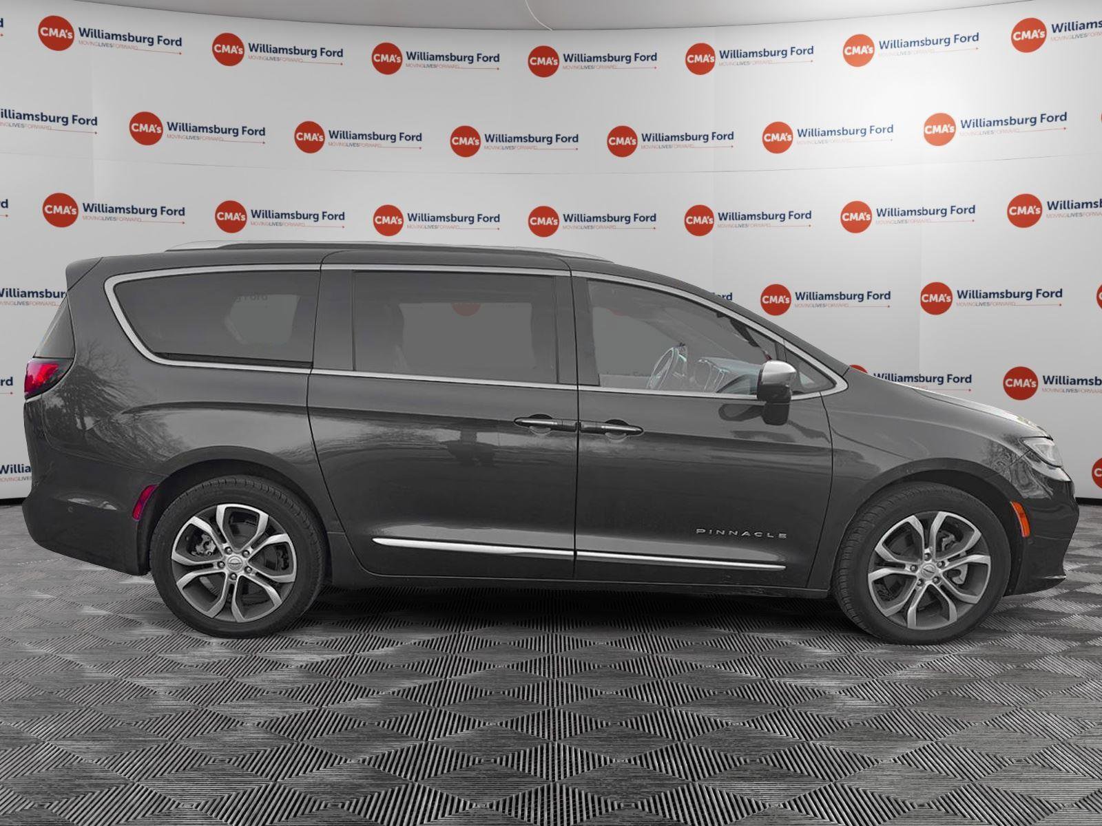 Used 2021 Chrysler Pacifica Pinnacle image 3