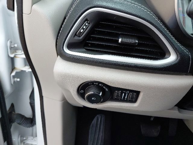 Used 2022 Chrysler Pacifica Touring-L image 14