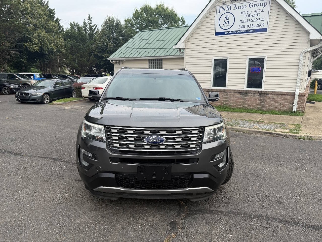 Used 2017 Ford Explorer XLT w/ Equipment Group 202A AWD/4WD image 2