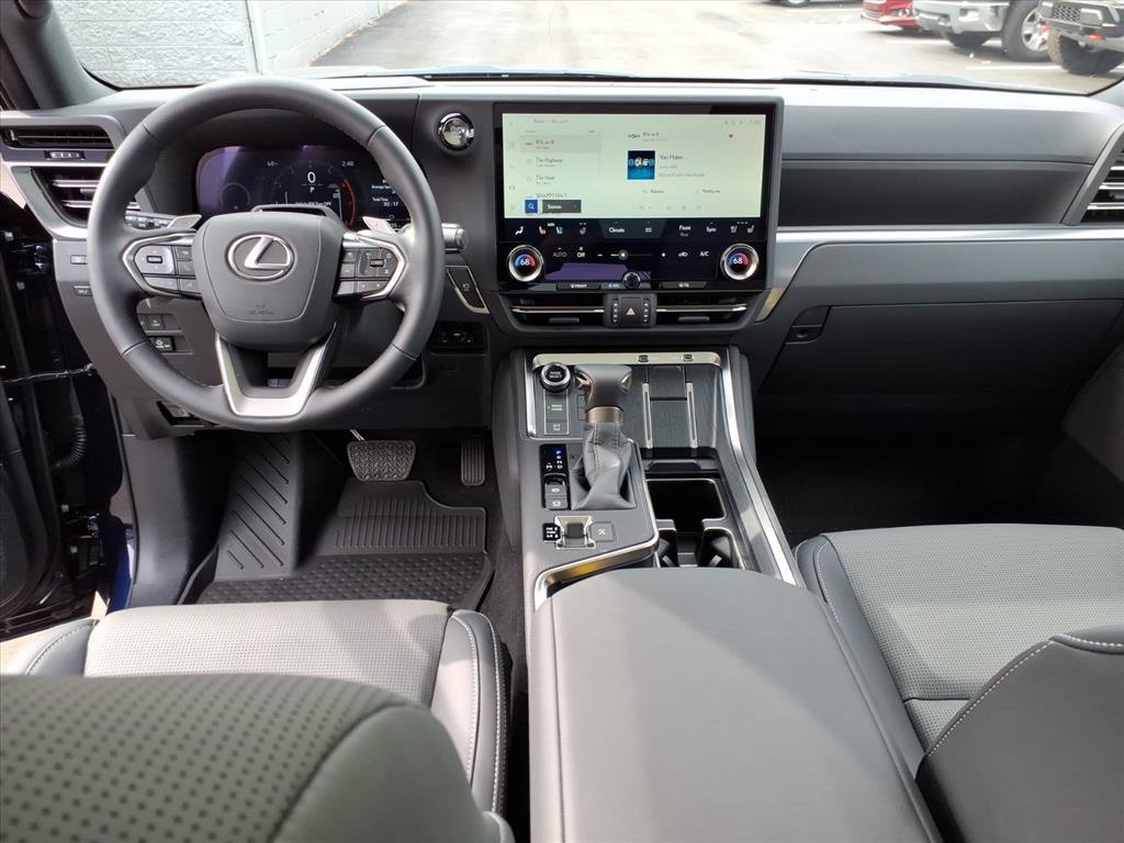 Used 2025 Lexus GX 550 w/ Accessory Package (2T) image 13