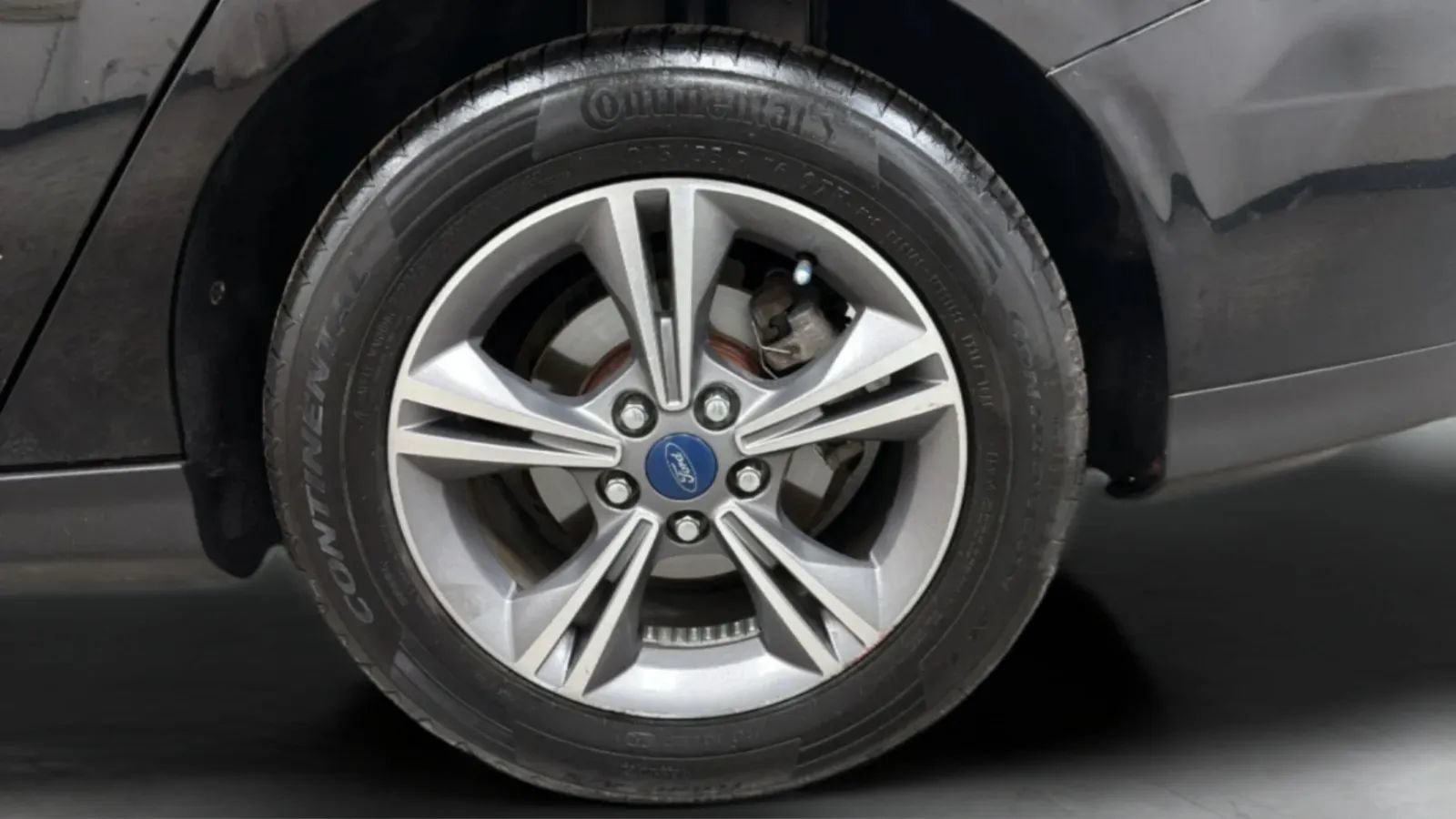 Used 2018 Ford Focus SE w/ SE Appearance Package FWD image 27