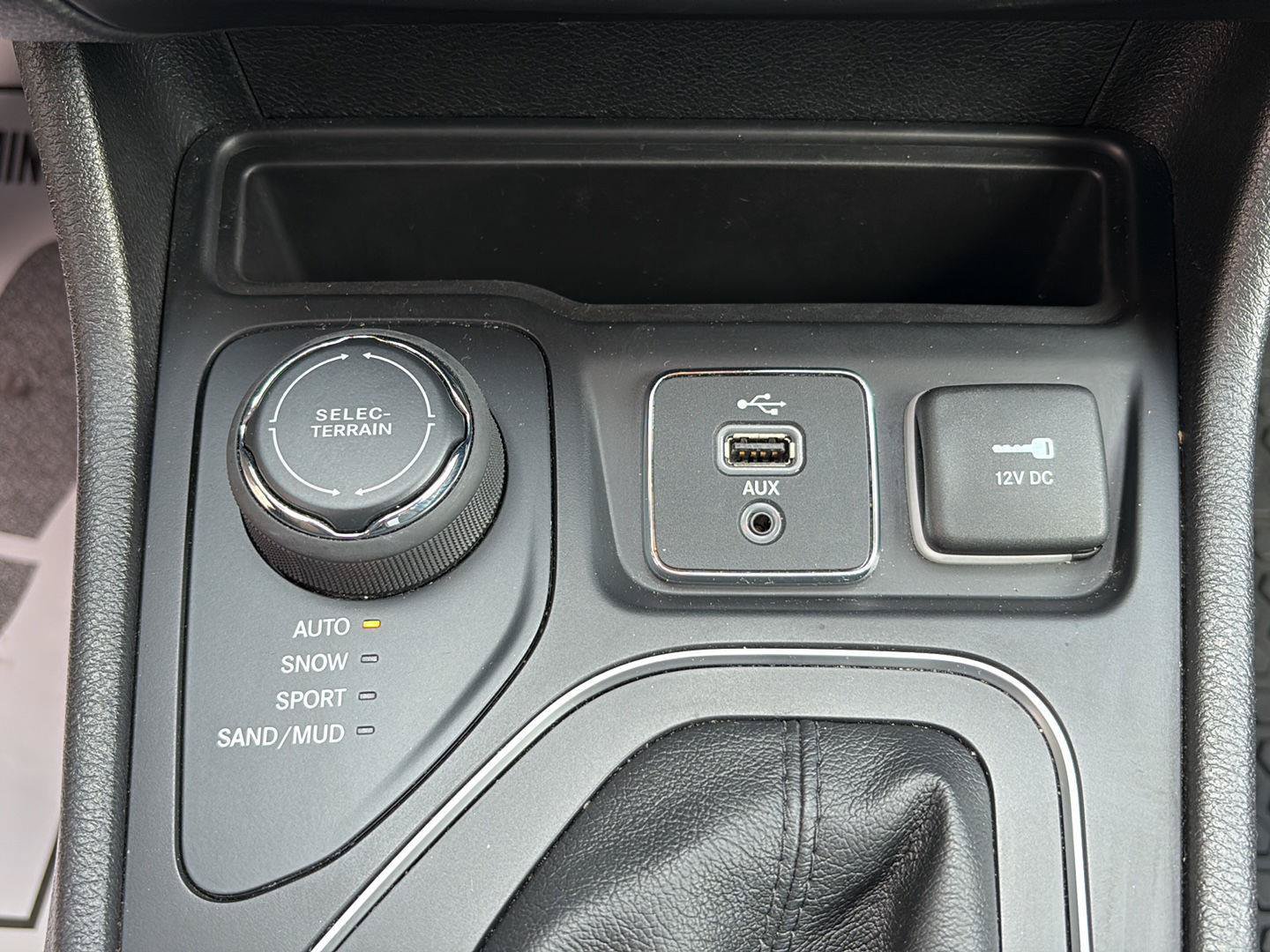 Used 2019 Jeep Cherokee Latitude w/ Cold Weather Group AWD/4WD image 17