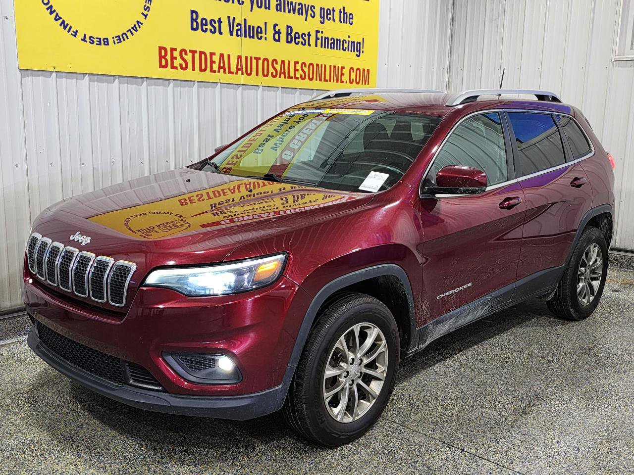 Used 2019 Jeep Cherokee Latitude Plus w/ Cold Weather Group AWD/4WD image 1