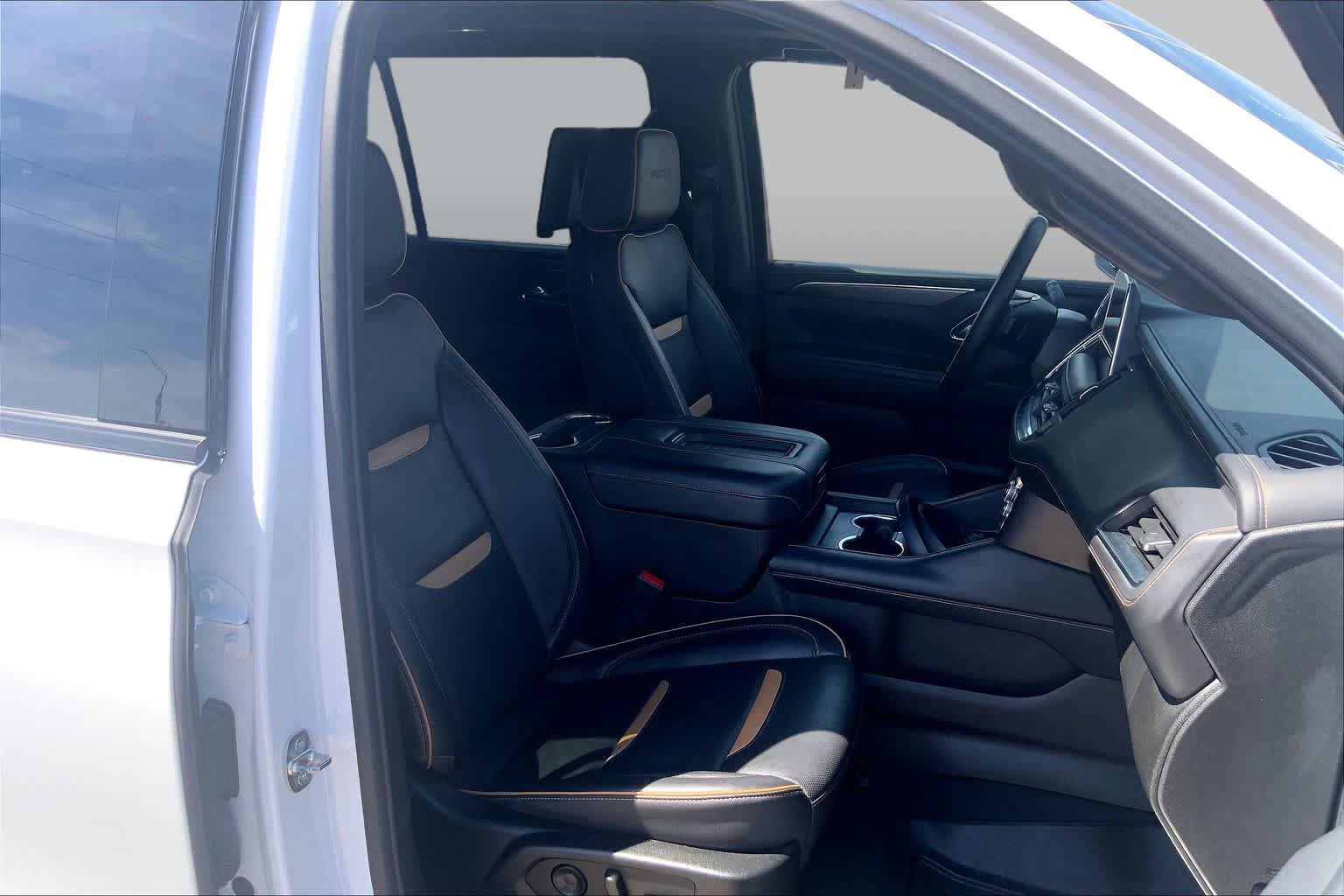 Used 2024 GMC Yukon XL AT4 w/ AT4 Premium Package AWD/4WD image 9