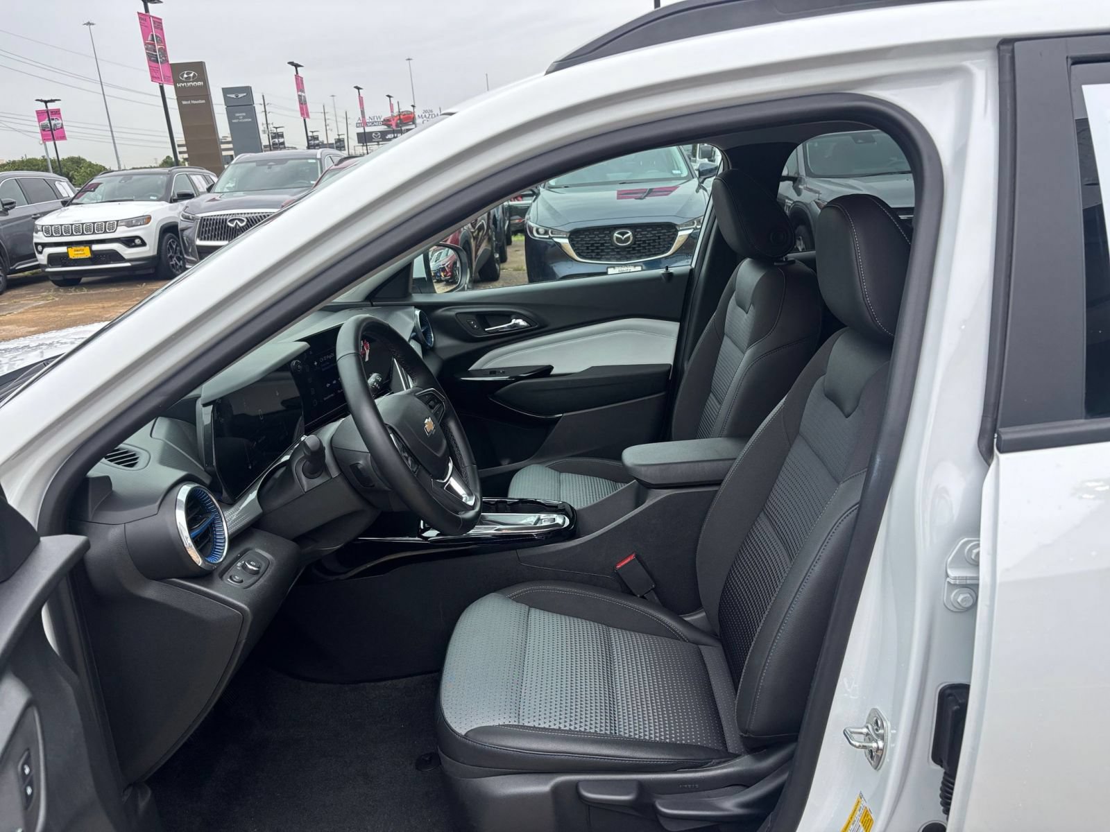 Used 2025 Chevrolet Trax LT w/ LT Convenience Package FWD image 21