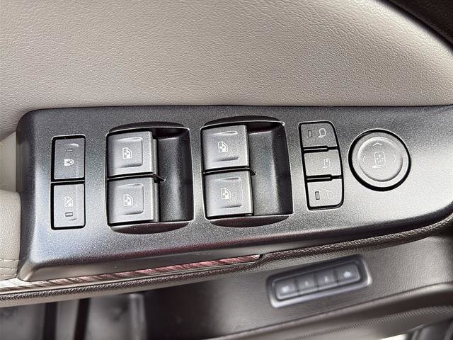 Used 2019 Chevrolet Suburban LT RWD image 32