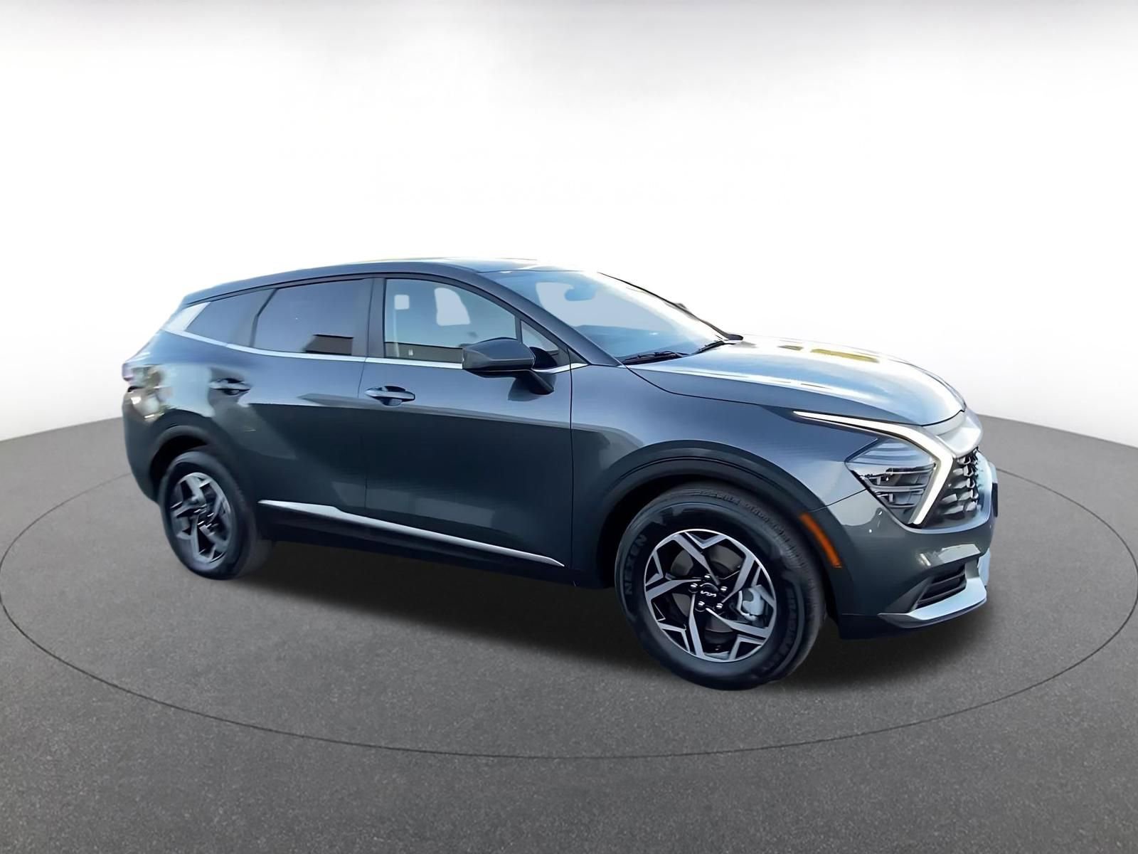 Used 2025 Kia Sportage LX image 2