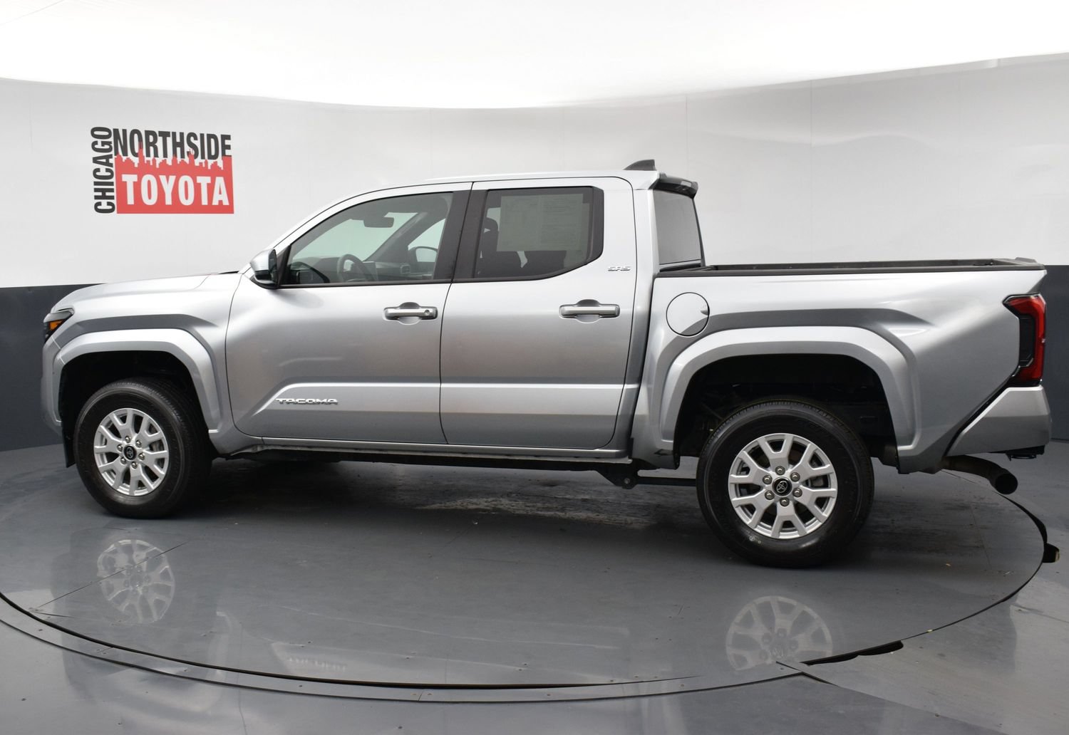 Used 2025 Toyota Tacoma SR5 AWD/4WD image 2