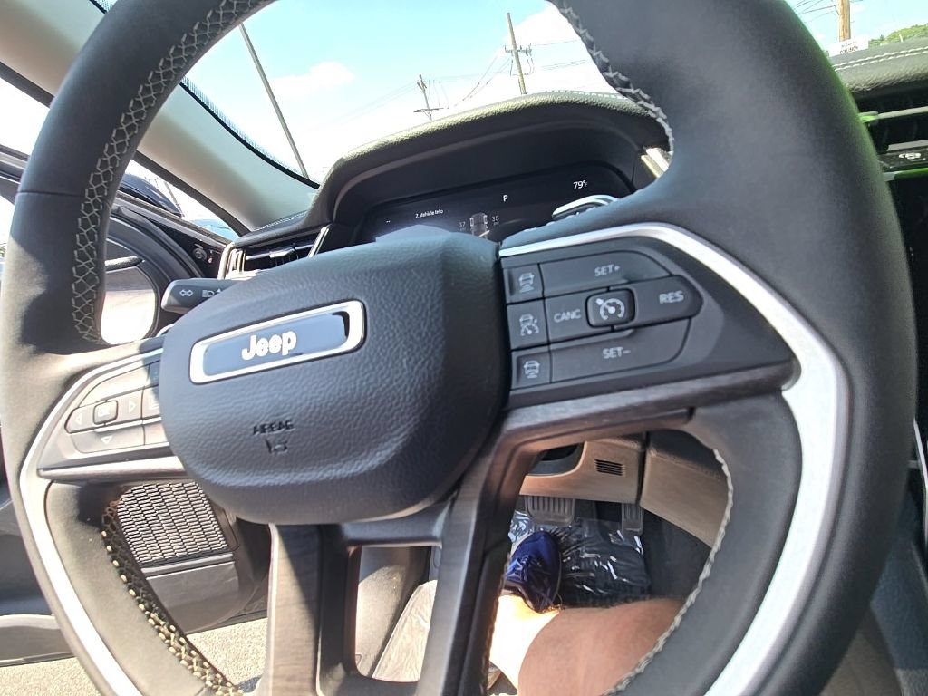 Certified 2023 Jeep Grand Cherokee Limited w/ Luxury Tech Group II AWD/4WD image 26